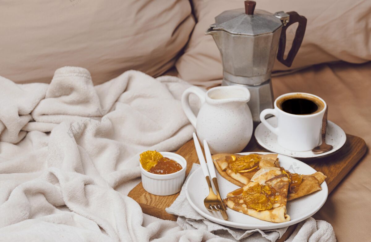 美食高角度的早餐薄饼配果酱和咖啡营养菜食物