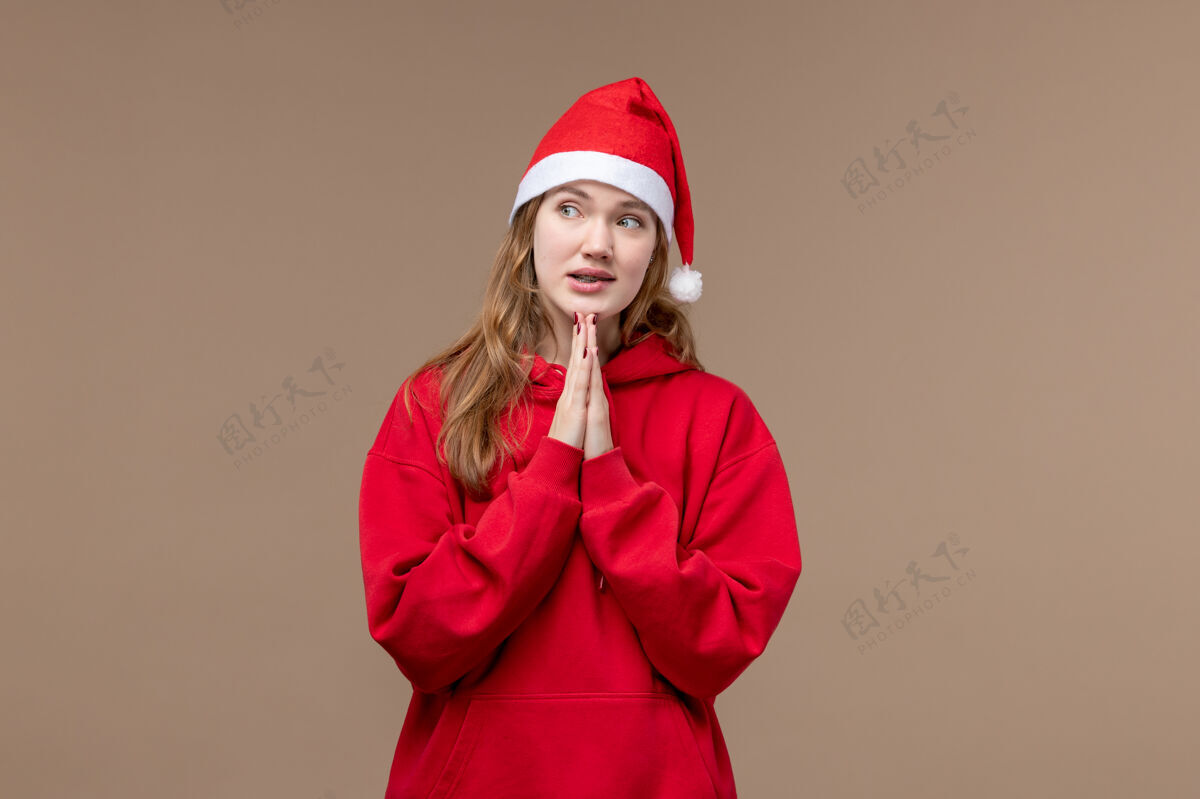 快乐正面是在棕色空间里祈祷的圣诞女孩人人女人