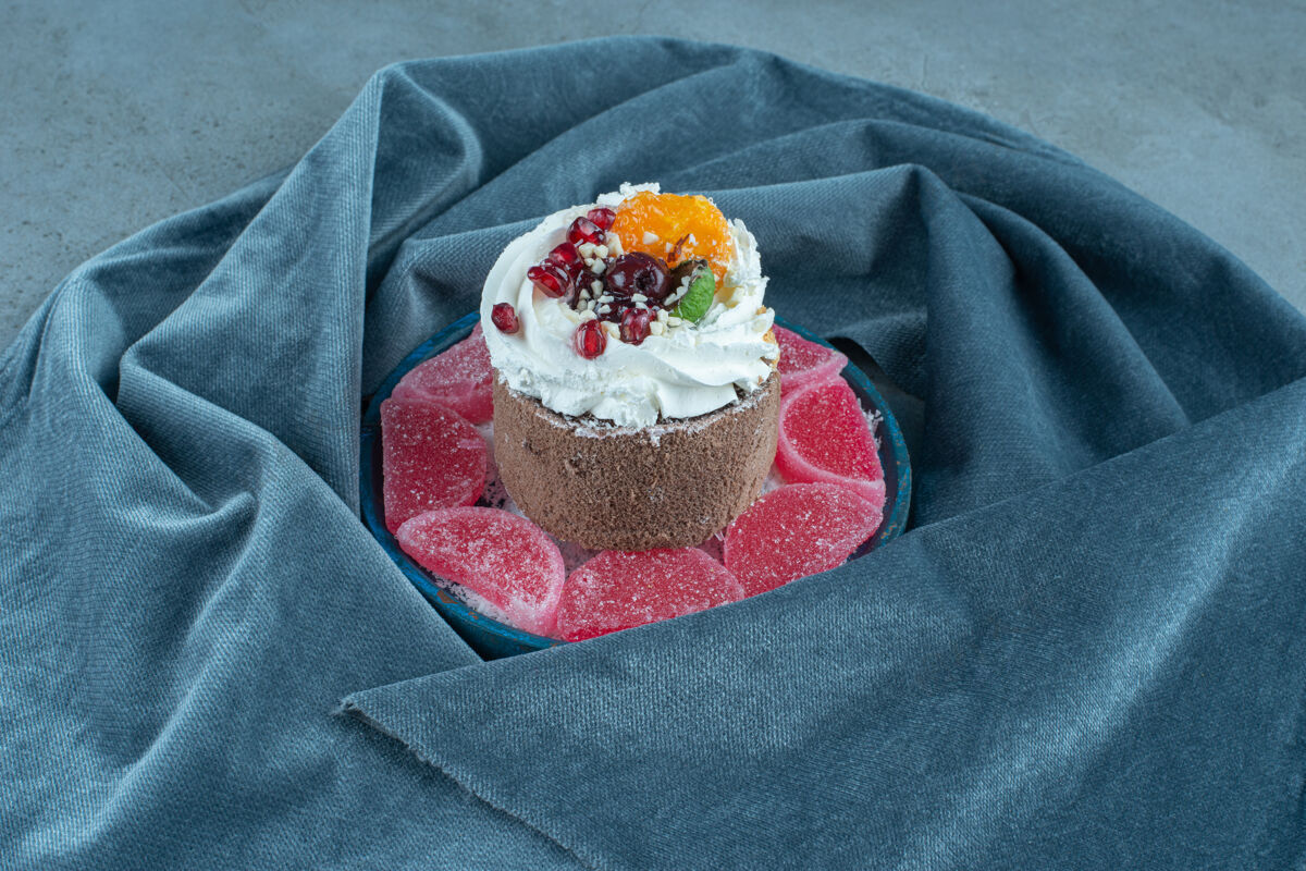 甜食小蛋糕和大理石拼盘上的marmelades蛋糕甜点甜点