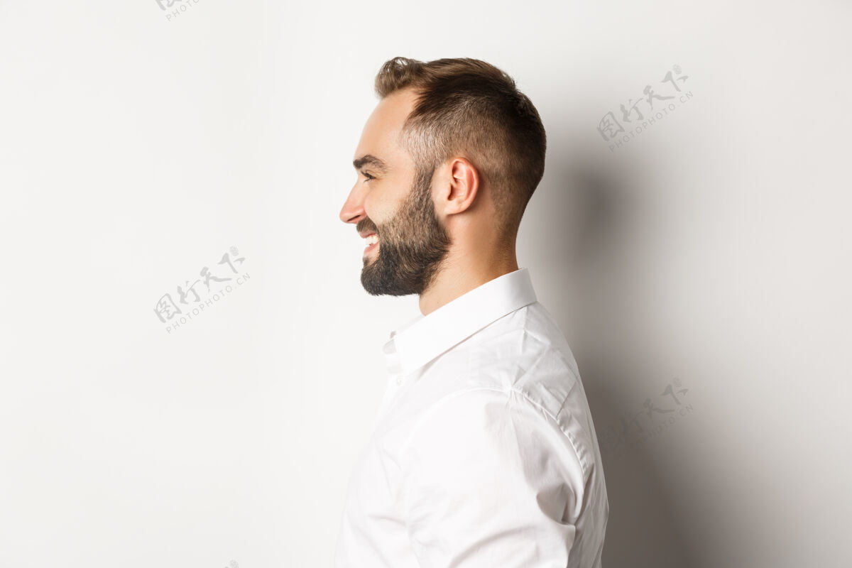 男人一个留着胡子的帅哥左顾右盼 微笑着站在那里的特写镜头手势衬衫雇主