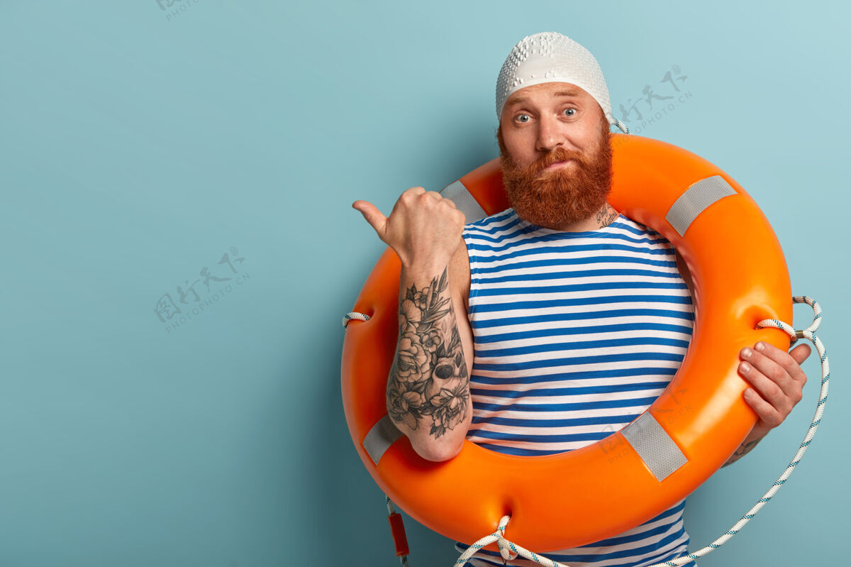 胡须照片中困惑的男游泳者或指导员指着左手拇指 吸引你的注意力复制空间困惑教练单独