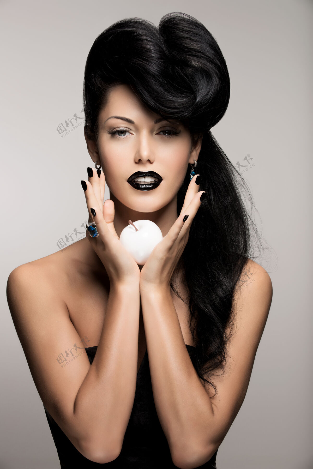 性感时尚女性肖像 现代发型 黑色嘴唇 白色苹果魅力嘴唇奢侈品