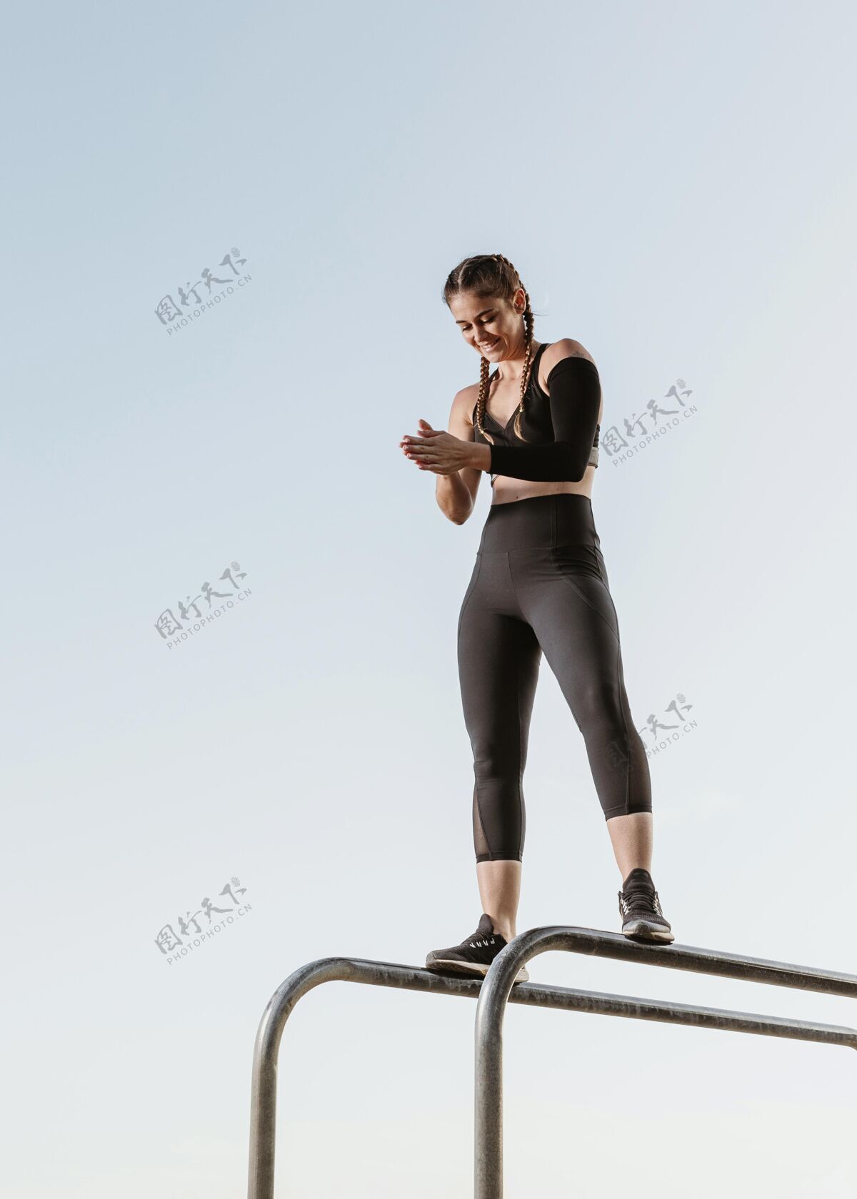 户外运动女子户外健身训练锻炼活动垂直