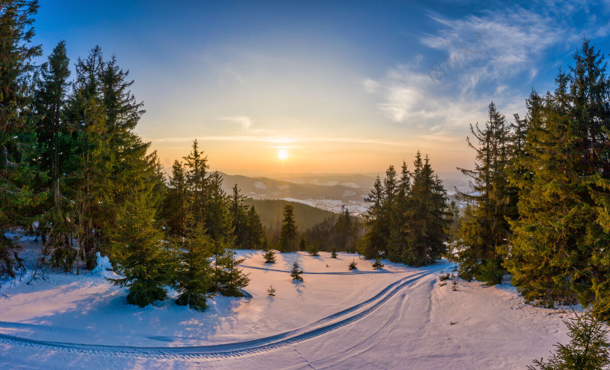 空中在一个阳光明媚 无风霜冻的日子里 欧洲滑雪胜地美丽的雪坡的神奇冬季全景冬季活动休闲的概念平缓风景斜坡