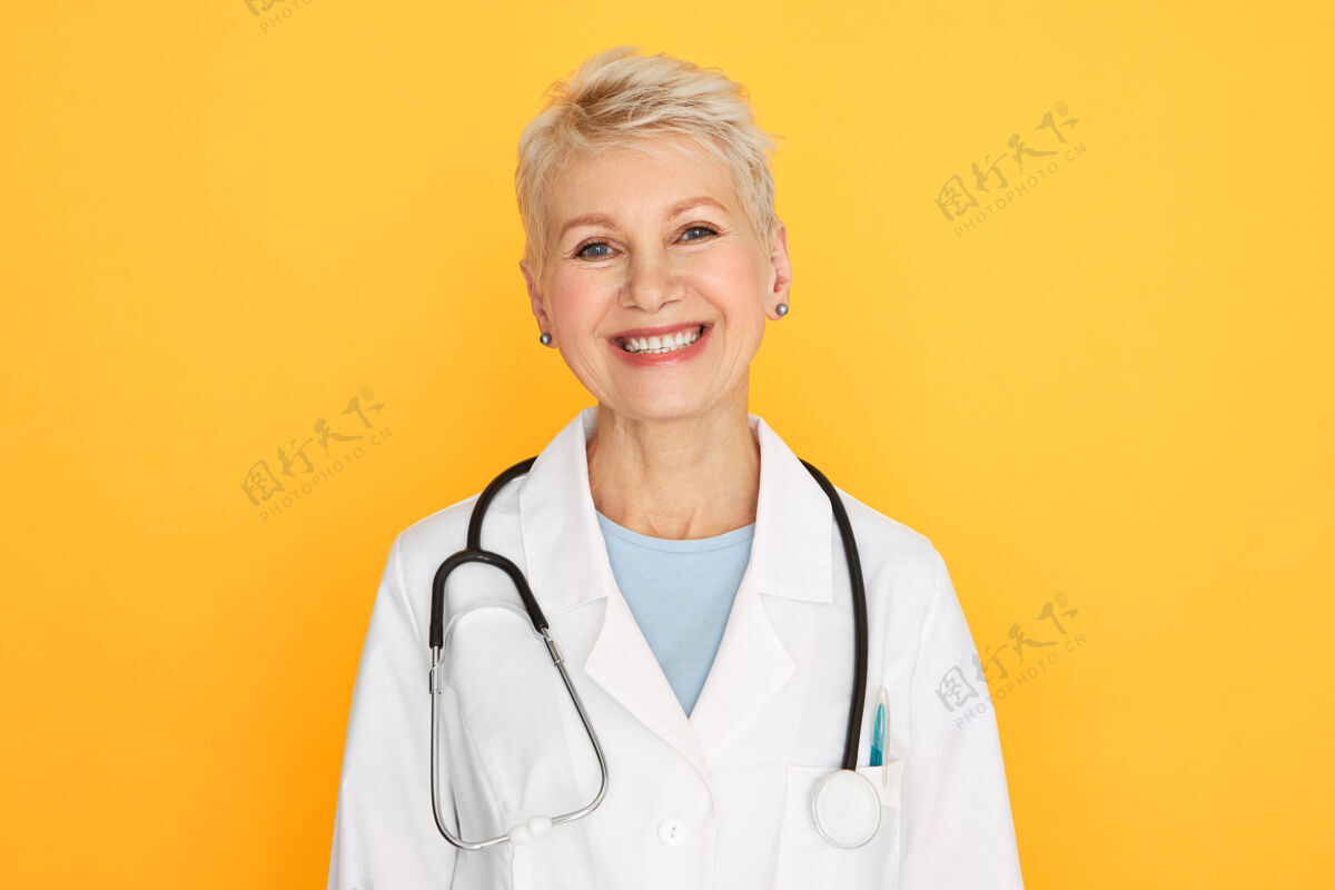 医生自信经验丰富的中年女医生的独立肖像 金色短发 笑容可掬医疗从业者老年人