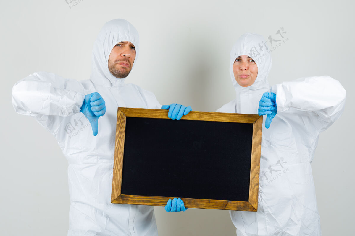 医院两个医生穿着防护服 手套拿着黑板妇女保健女性