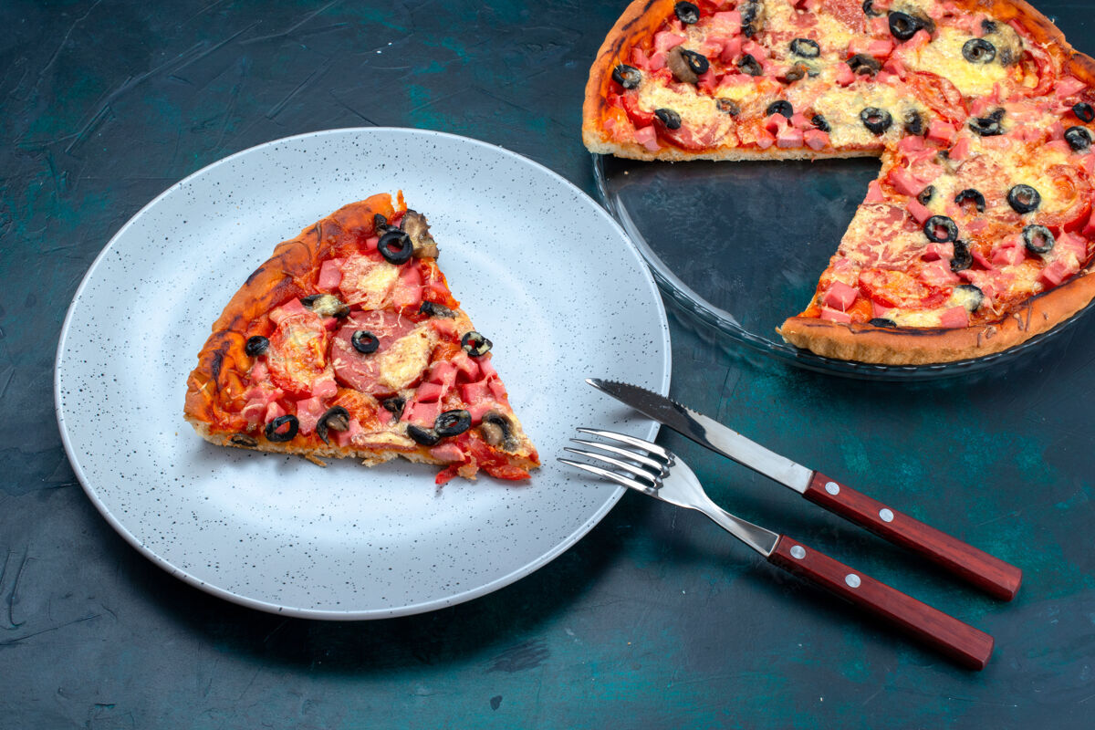 香肠半顶视图烤美味比萨饼与橄榄香肠和奶酪在蓝色的桌子上菜奶酪半顶