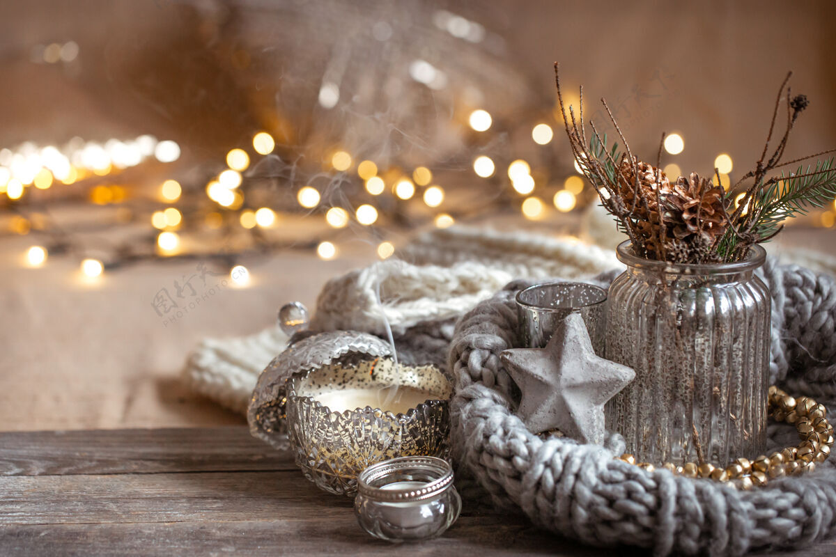 海格温馨的圣诞组成与蜡烛装饰烛台家庭舒适和温暖的概念蜡烛模糊背景背景