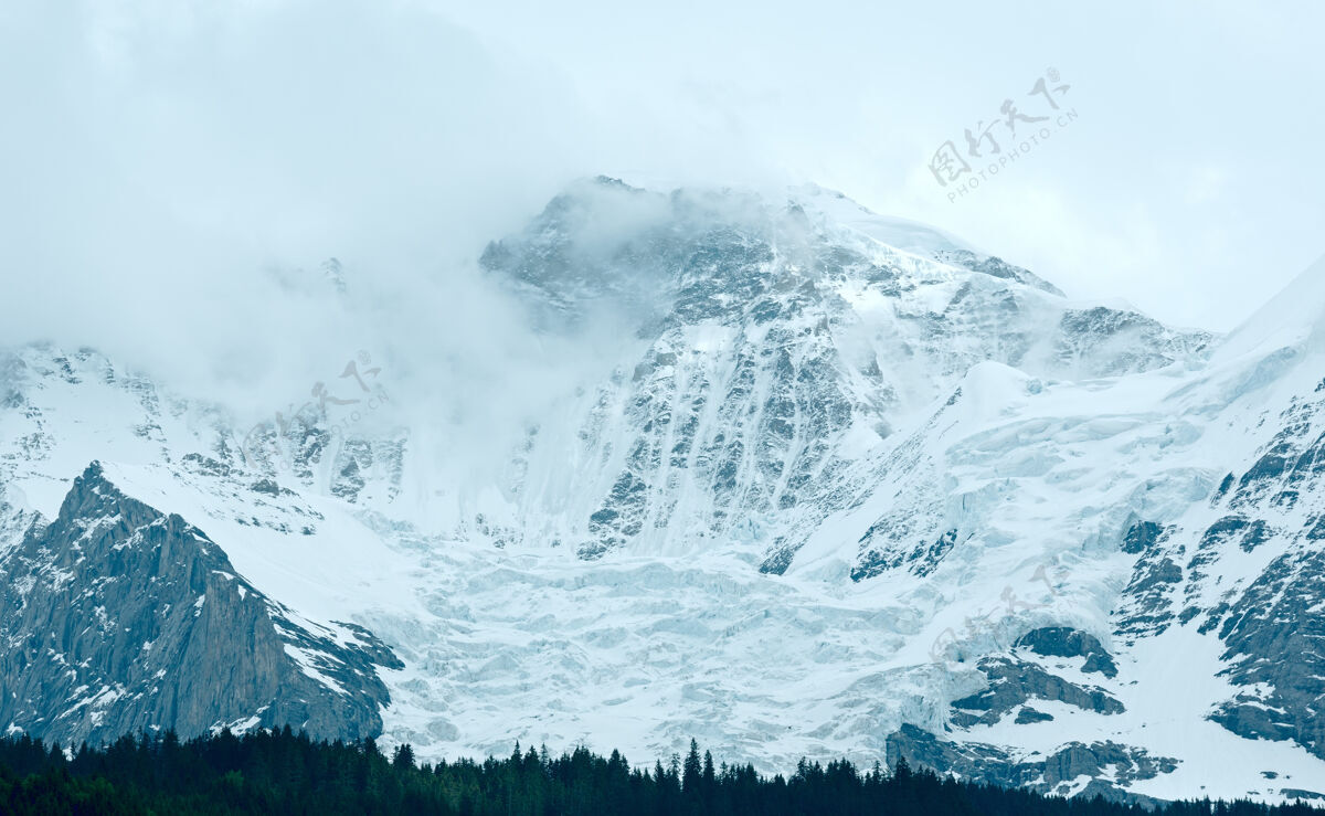 岩石山顶积雪的夏日山（瑞士）岩石雪季节