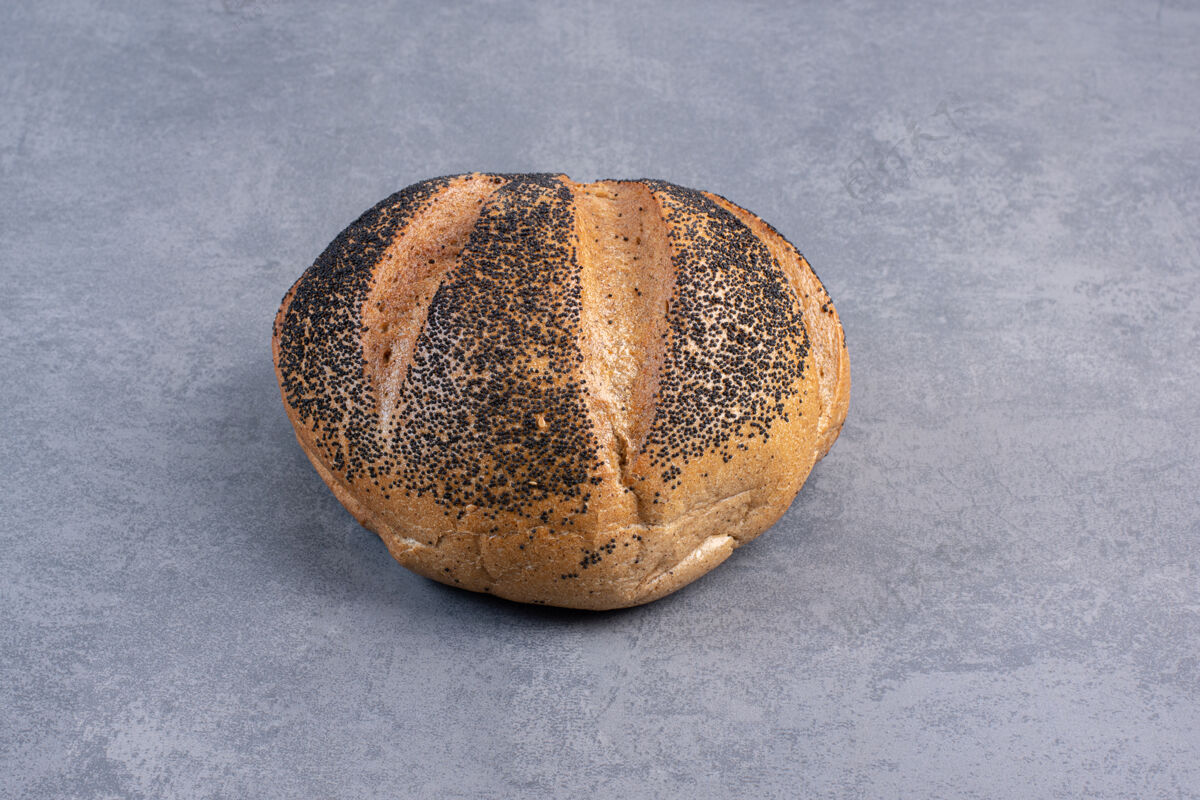 面包一条黑芝麻面包涂在大理石上黑芝麻种子芝麻