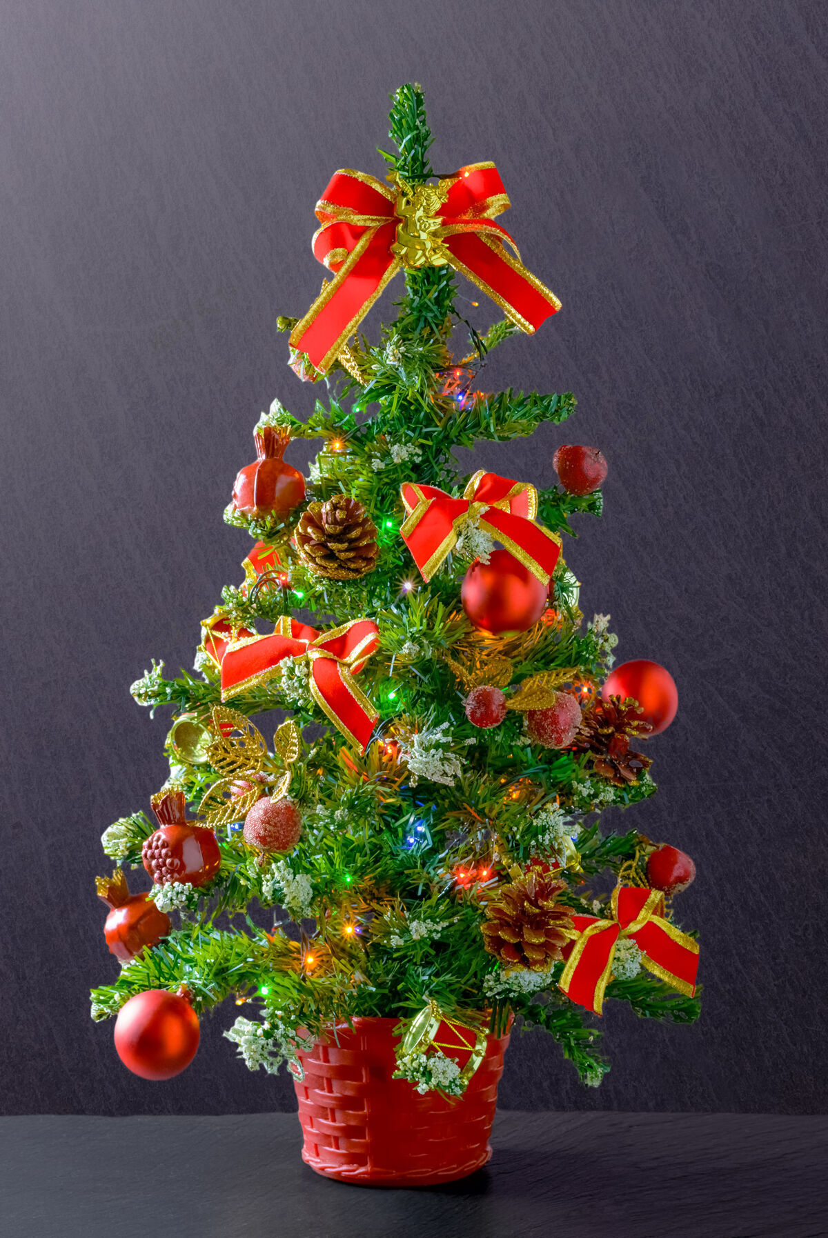 球垂直拍摄的圣诞树装饰着红丝带和球丝带季节性圣诞节