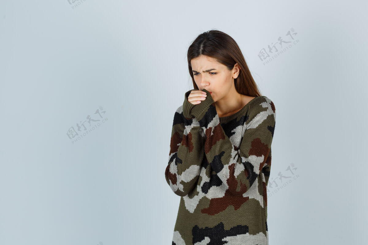 肖像这位年轻的女士穿着毛衣 裙子 用手呼吸保暖 看上去不舒服化妆品护理保持