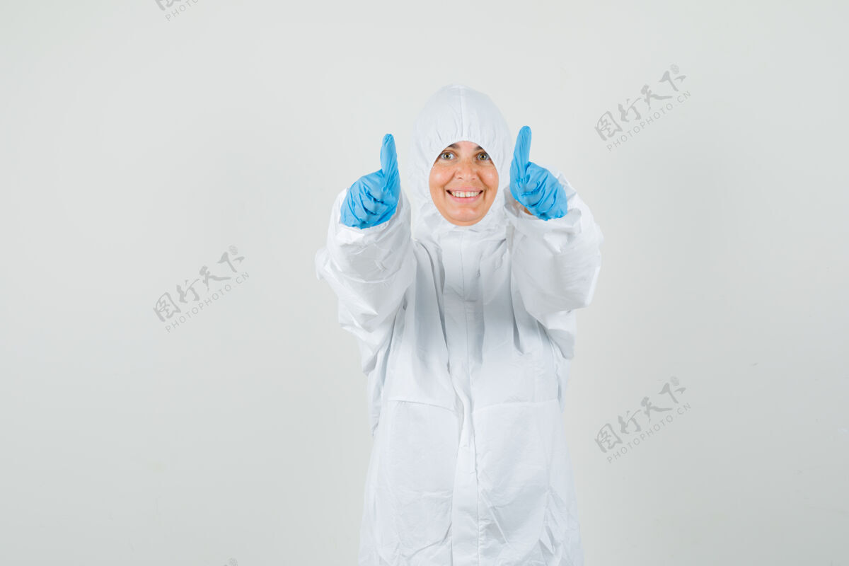 西装女医生穿着防护服竖起大拇指看前面病毒