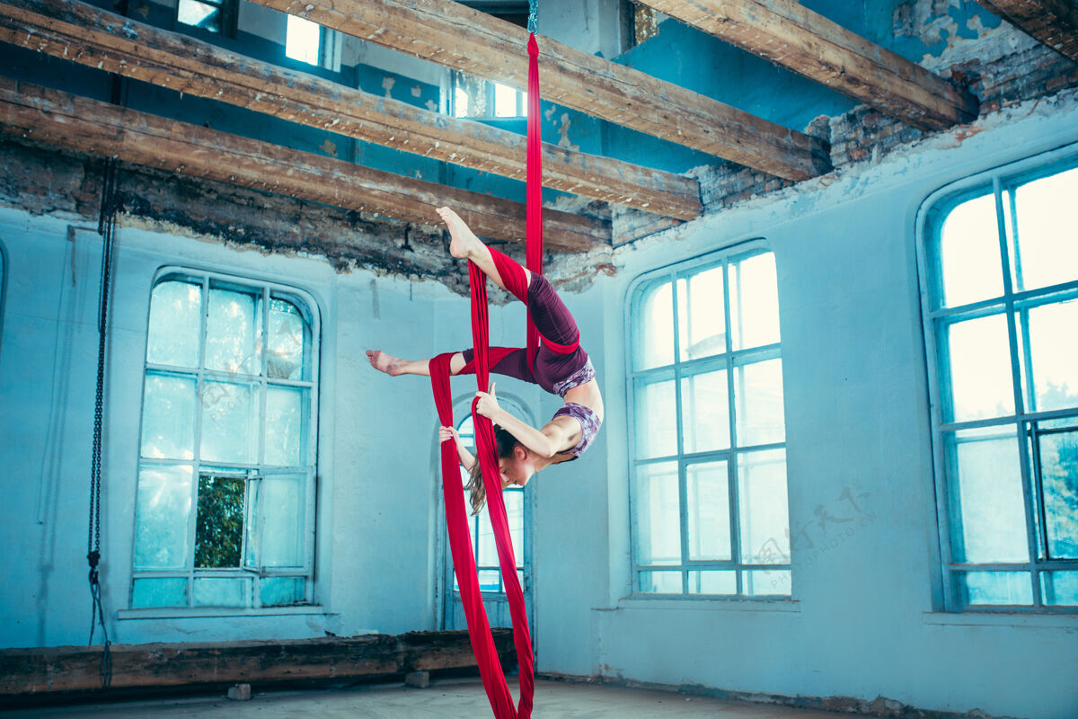 体操优美的体操运动员表演空中运动丝绸艺术家优雅