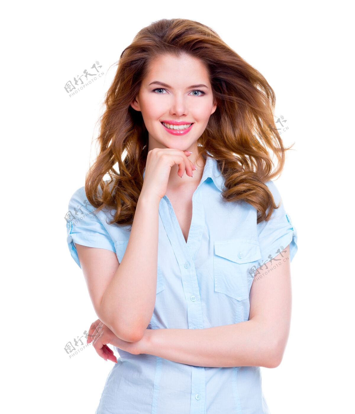 女士年轻的微笑迷人的女人 手靠近脸-孤立的白色衬衫手牛仔裤