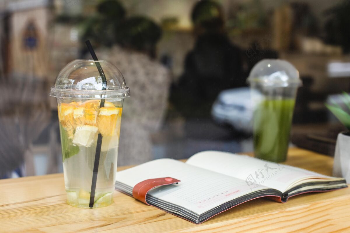 健康在咖啡馆打开书和新鲜果汁天然异国情调饮食