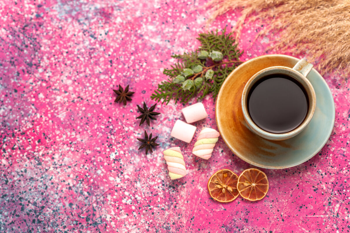糖浅粉色桌子上的一杯棉花糖茶浅粉色茶杯子