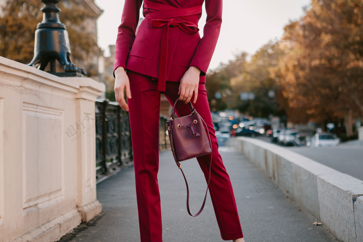包近距离时尚细节时尚女人穿紫色西装走在城市街头 春夏秋季时尚潮流手袋套装配件时尚