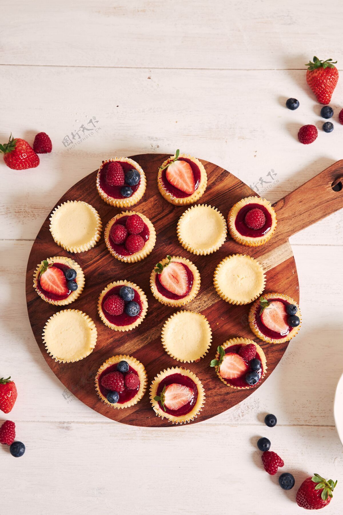 高高角度拍摄的奶酪蛋糕与水果果冻和水果在一个木制的盘子浆果甜顶视图