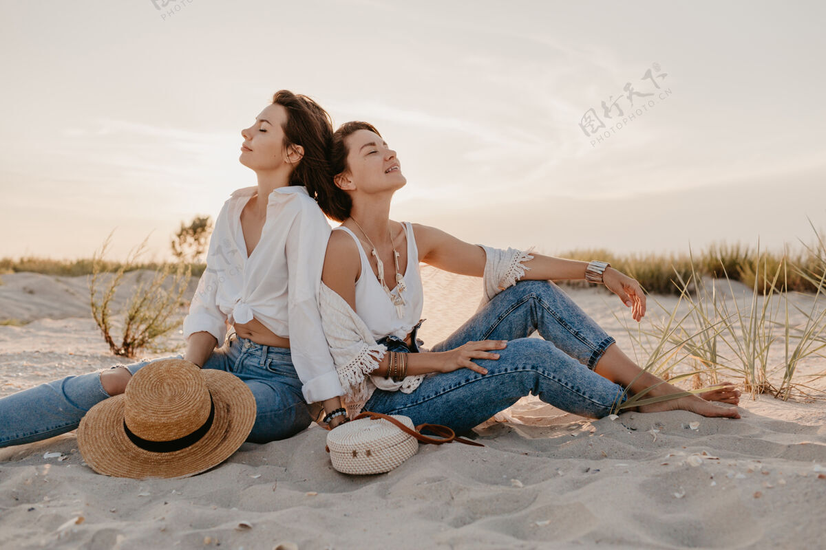 时尚时尚美女放暑假在沙滩上 波西米亚风格 玩得开心海滩海洋稻草