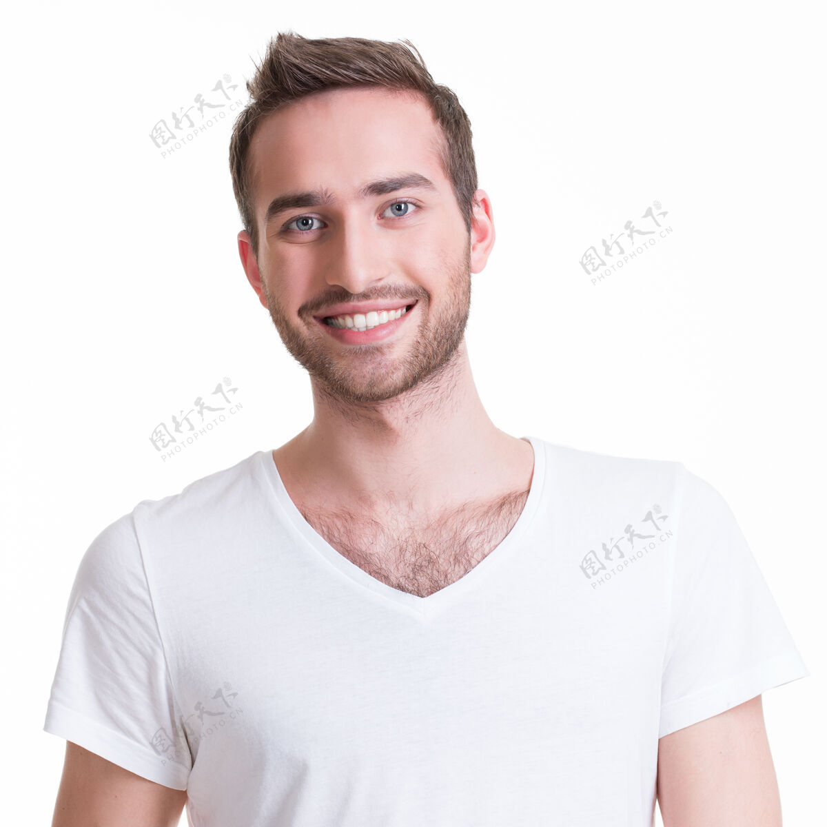 衬衫微笑快乐的年轻人的肖像-孤立在白色T恤笑男