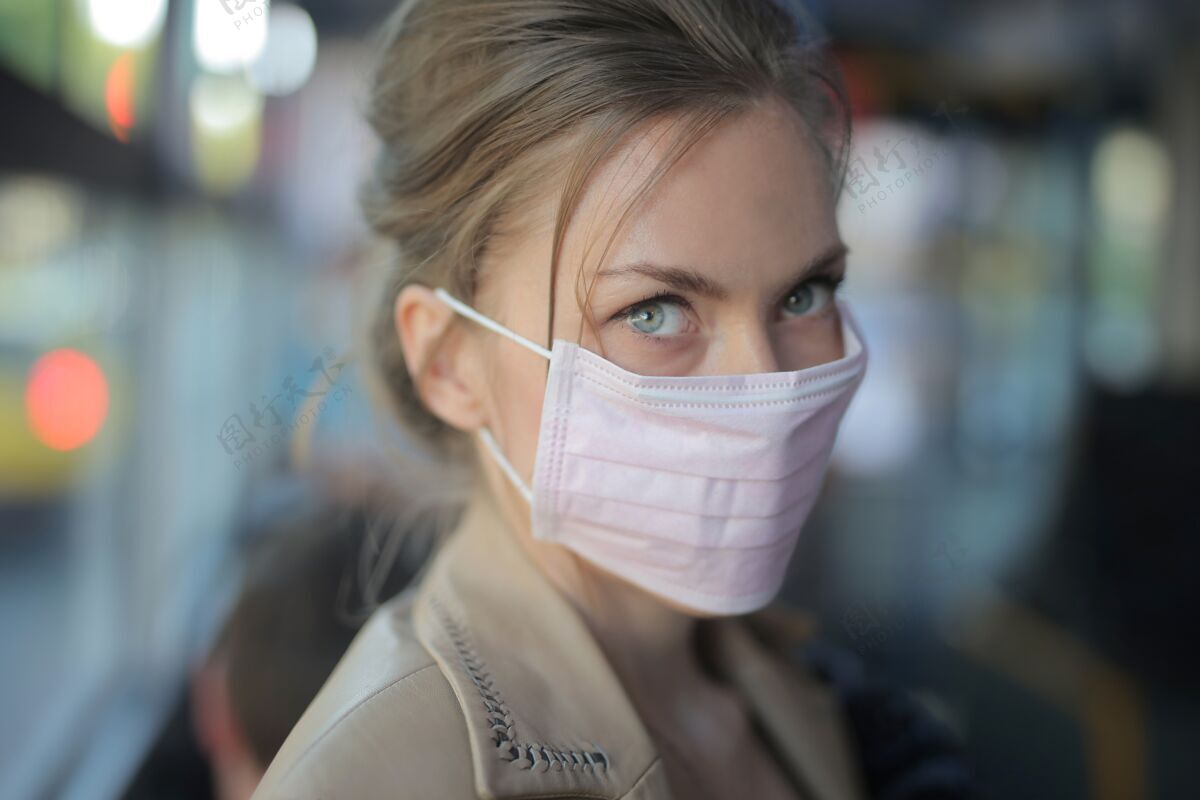 外科戴着面具的漂亮女人外观疾病冠状病毒