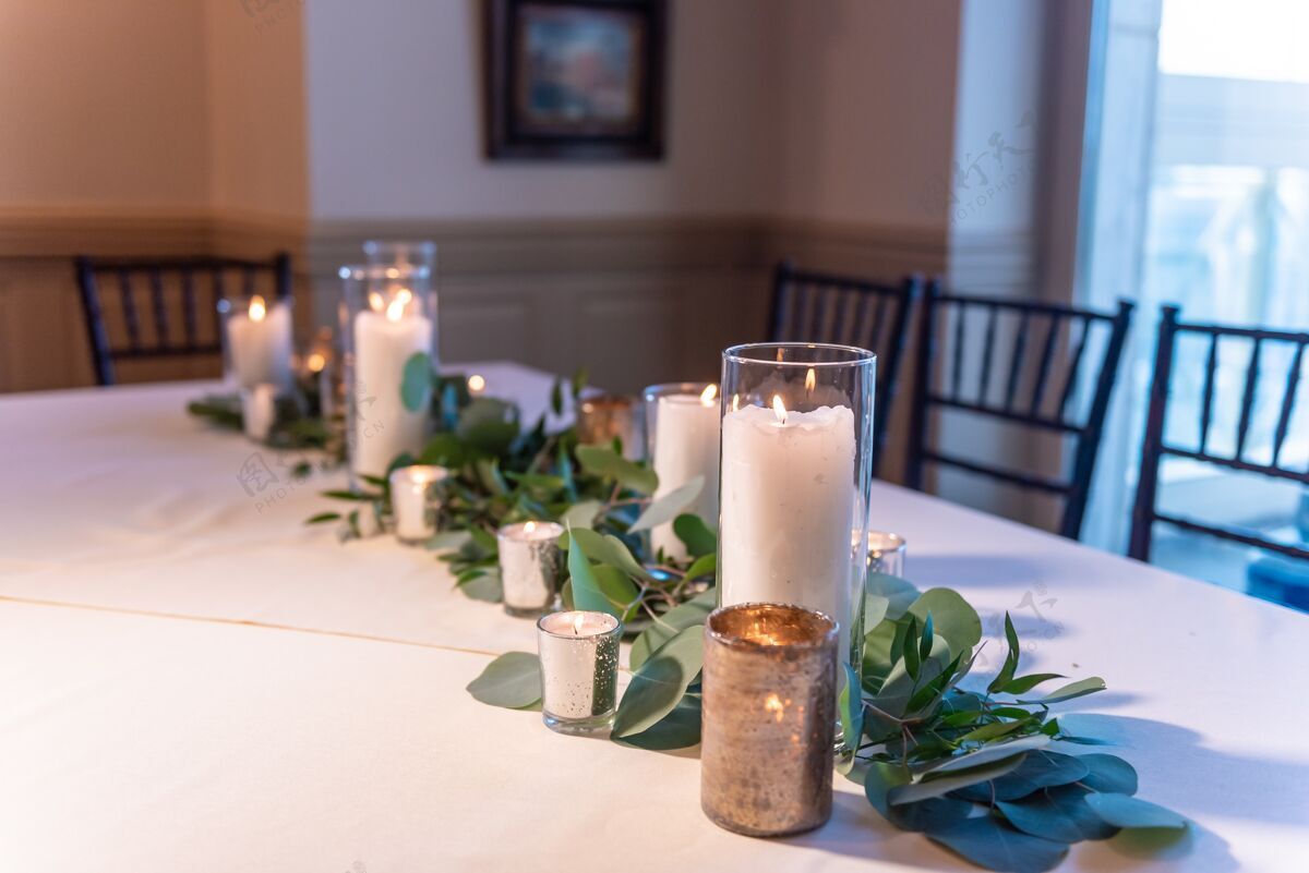浪漫美丽优雅的婚宴桌上摆满了鲜花和蜡烛盘子银器婚姻