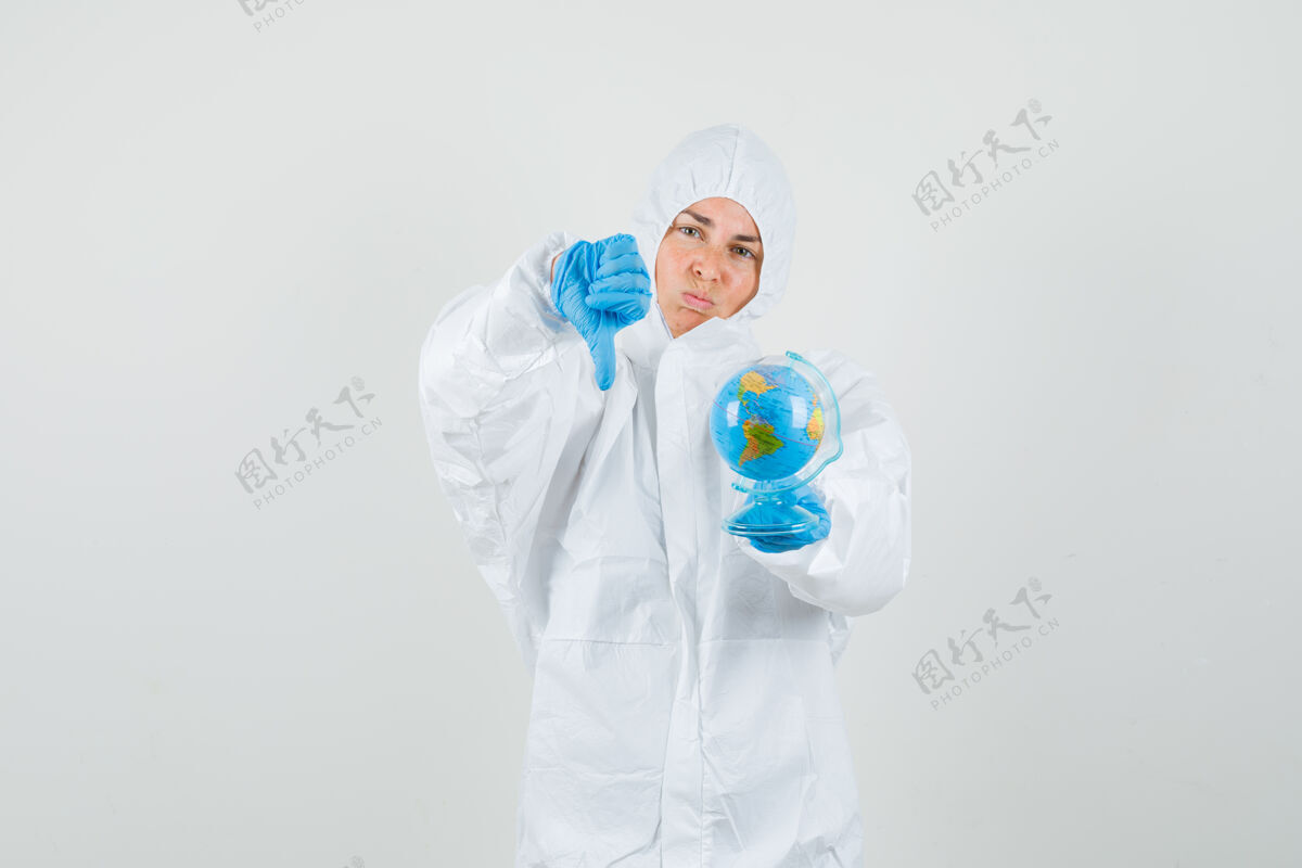 衣服拿着世界地球仪的女医生手套实验室前面