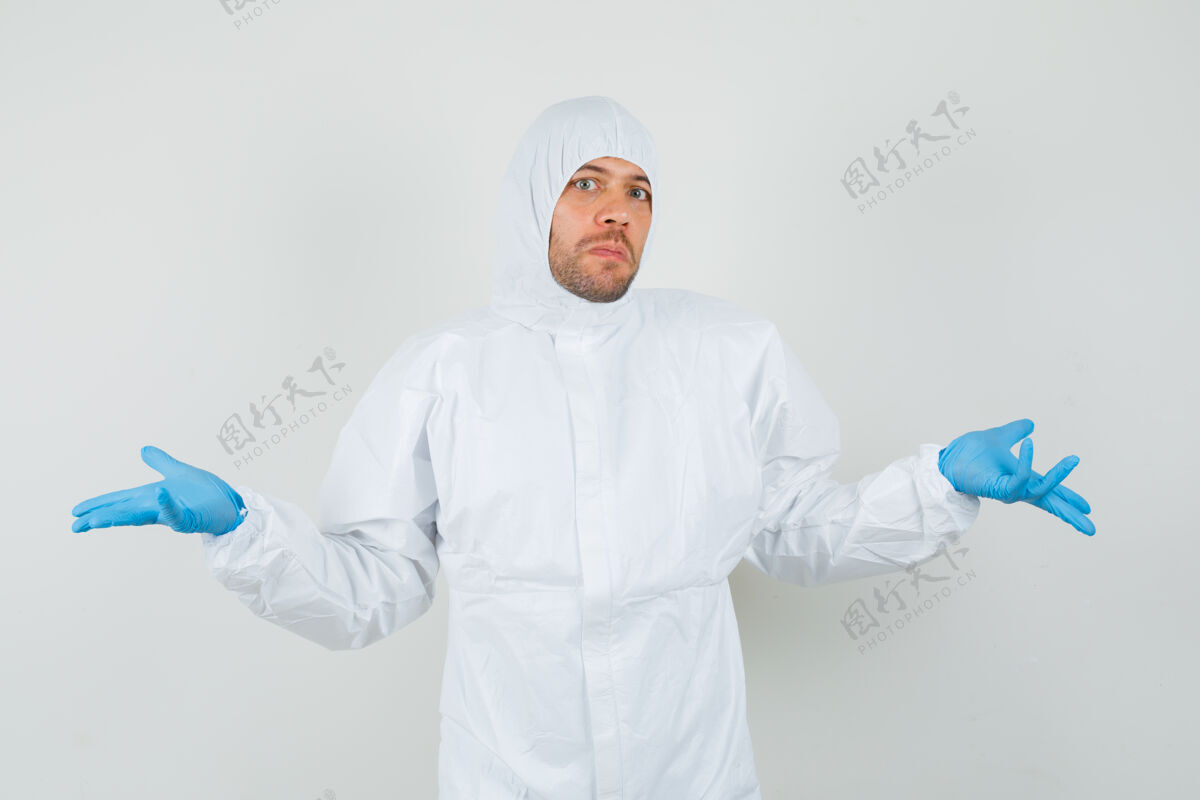 专业男医生穿着防护服 戴着手套 表现出无助的姿态 看上去很困惑医疗保健年轻男性