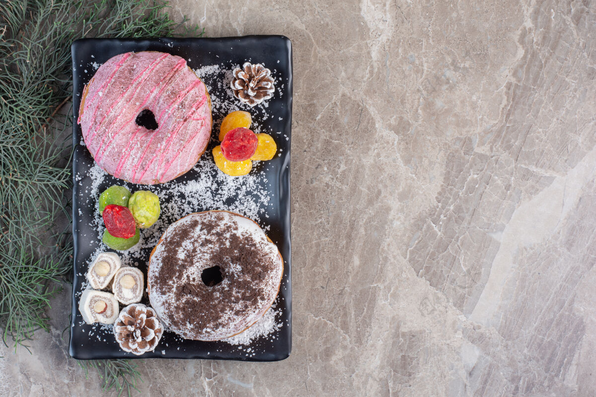 好吃的拼盘上有罗缎 甜甜圈 松果和大理石做的肉酱可口的糖的风景
