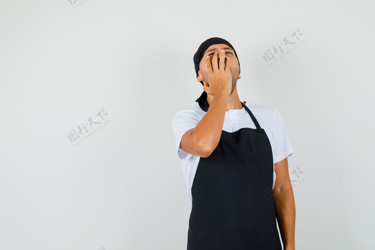 工人面包师穿着t恤 围裙打哈欠 看起来很困职业人男人