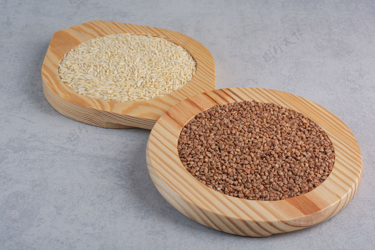 烹饪三个盛满大米和荞麦的盘子放在大理石上谷物短荞麦
