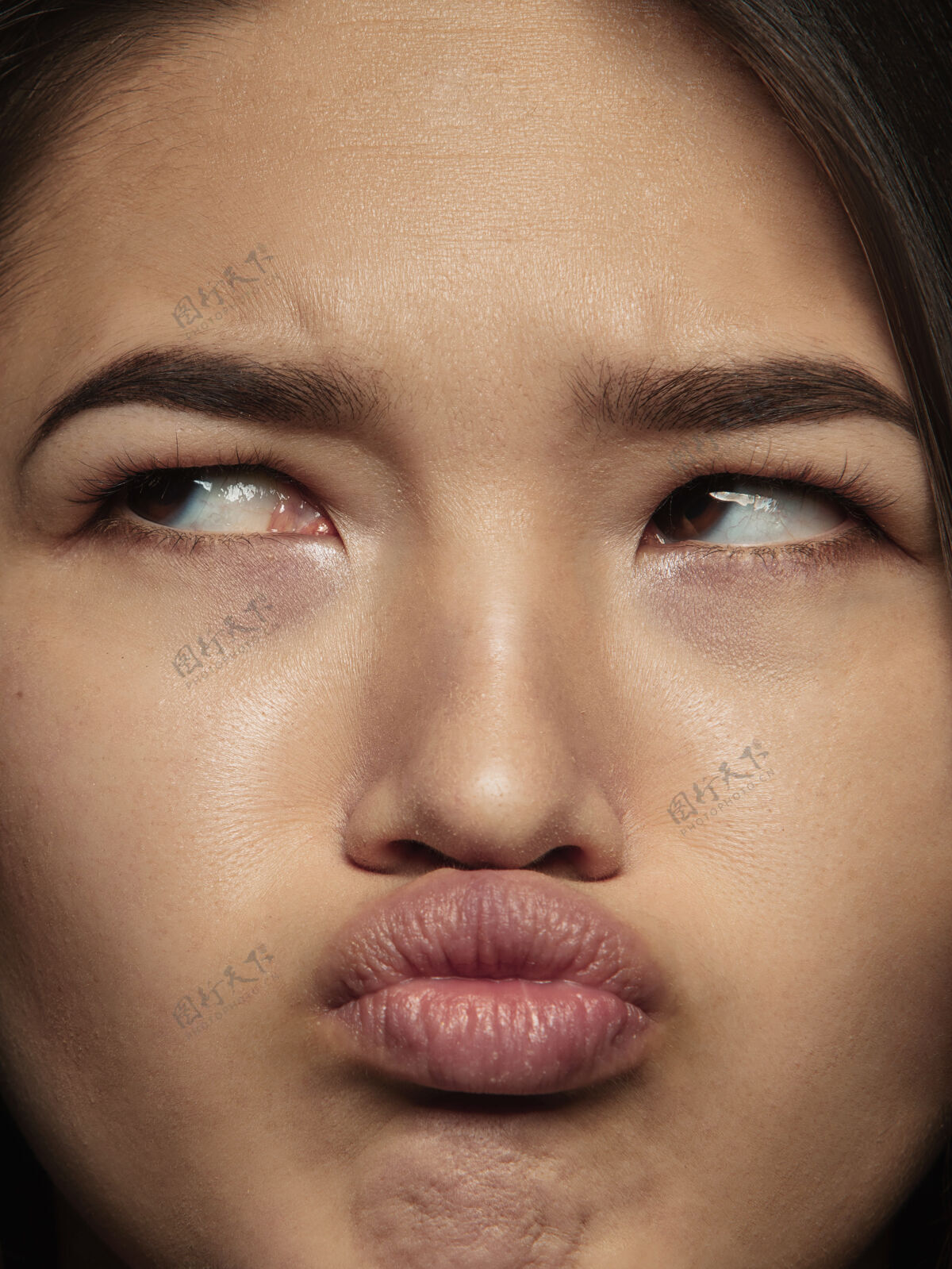 积极年轻而感性的中国女性的特写肖像女性模特的高细节照片 保持良好的皮肤和明亮的面部表情人类情感的概念思考 看起来很悲伤时尚外观女性