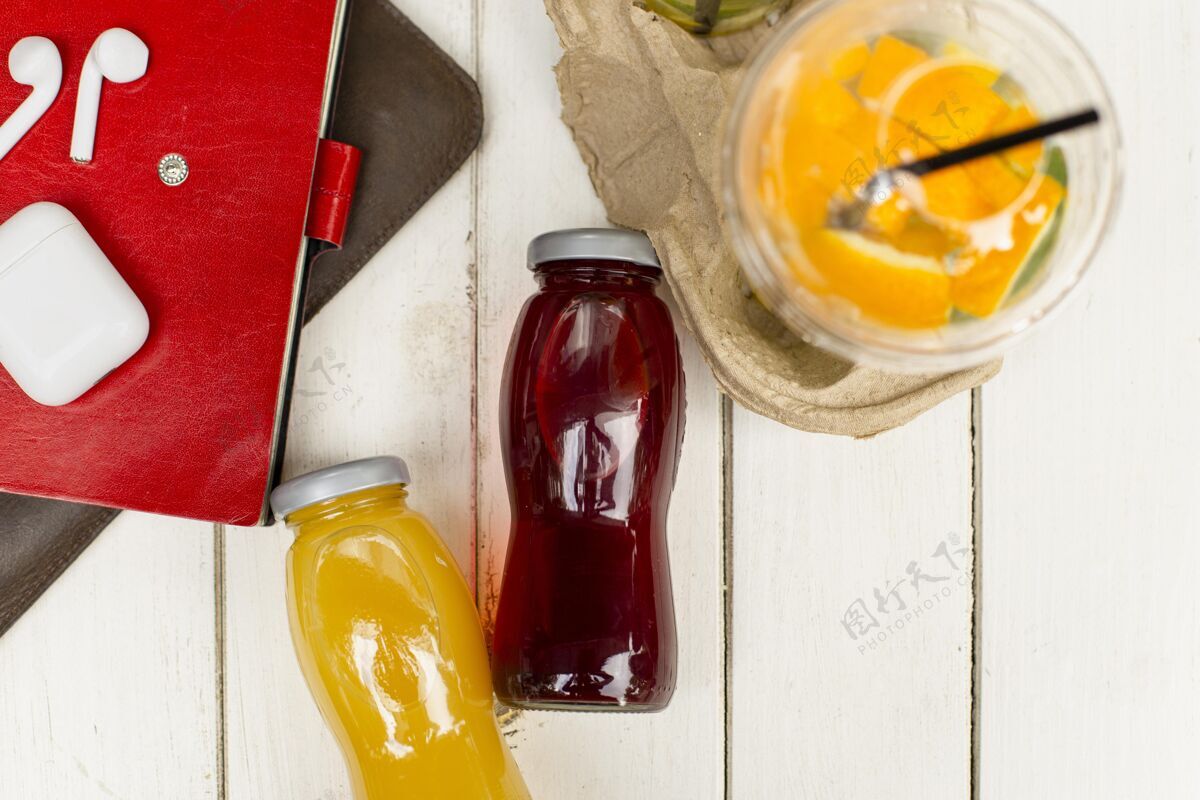 美味桌面上的果汁瓶顶视图热带水果美味