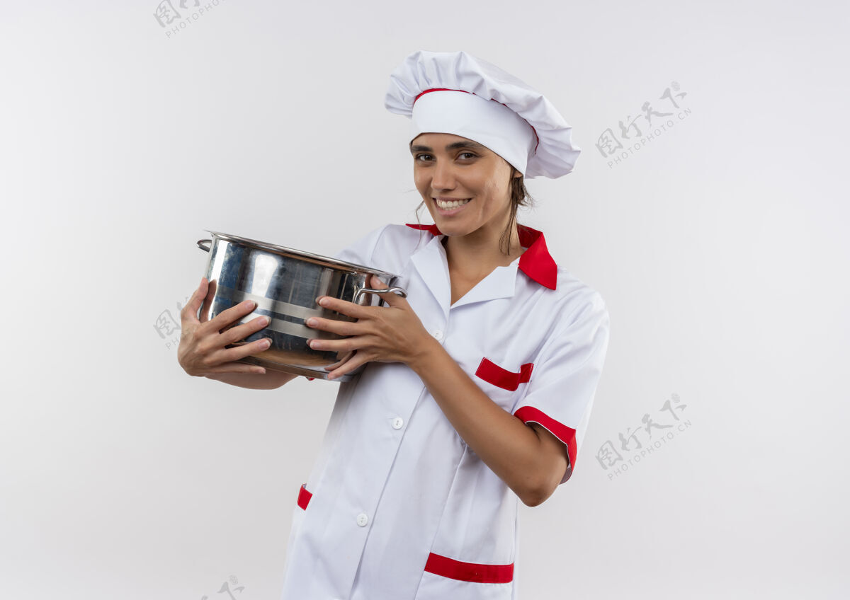 女面带微笑的年轻女厨师穿着厨师制服拿着平底锅与复印空间厨师穿着制服