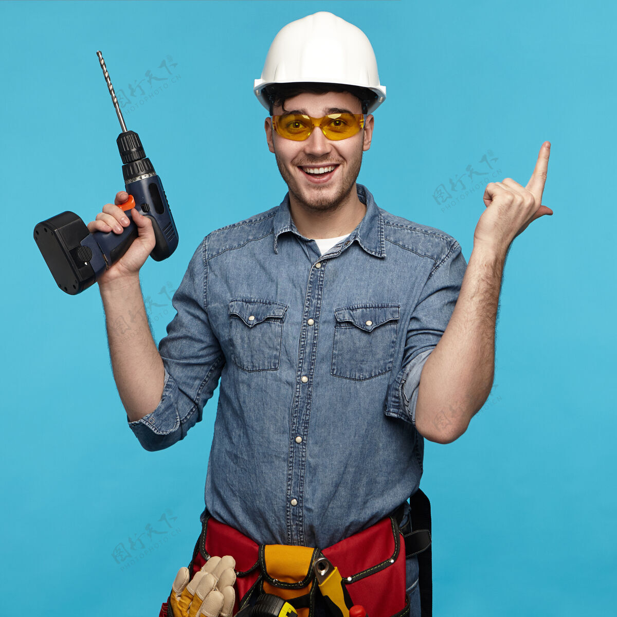 护目镜一个情绪激动的年轻维修工戴着护目镜的照片建筑师头盔男性