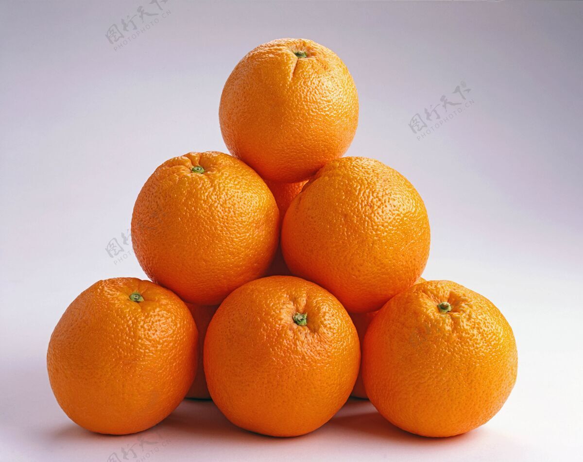 新鲜在白色的表面上一个接一个橙子的特写镜头-作为背景很棒水日落有机