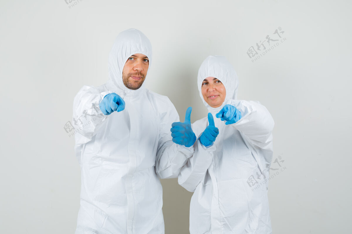 检查两个医生指着摄像机 穿着防护服竖起大拇指外科医院医学