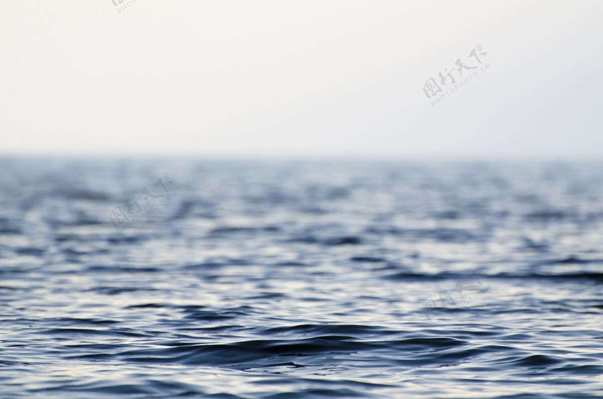 蓝色海洋表面的软焦点涟漪液体表面