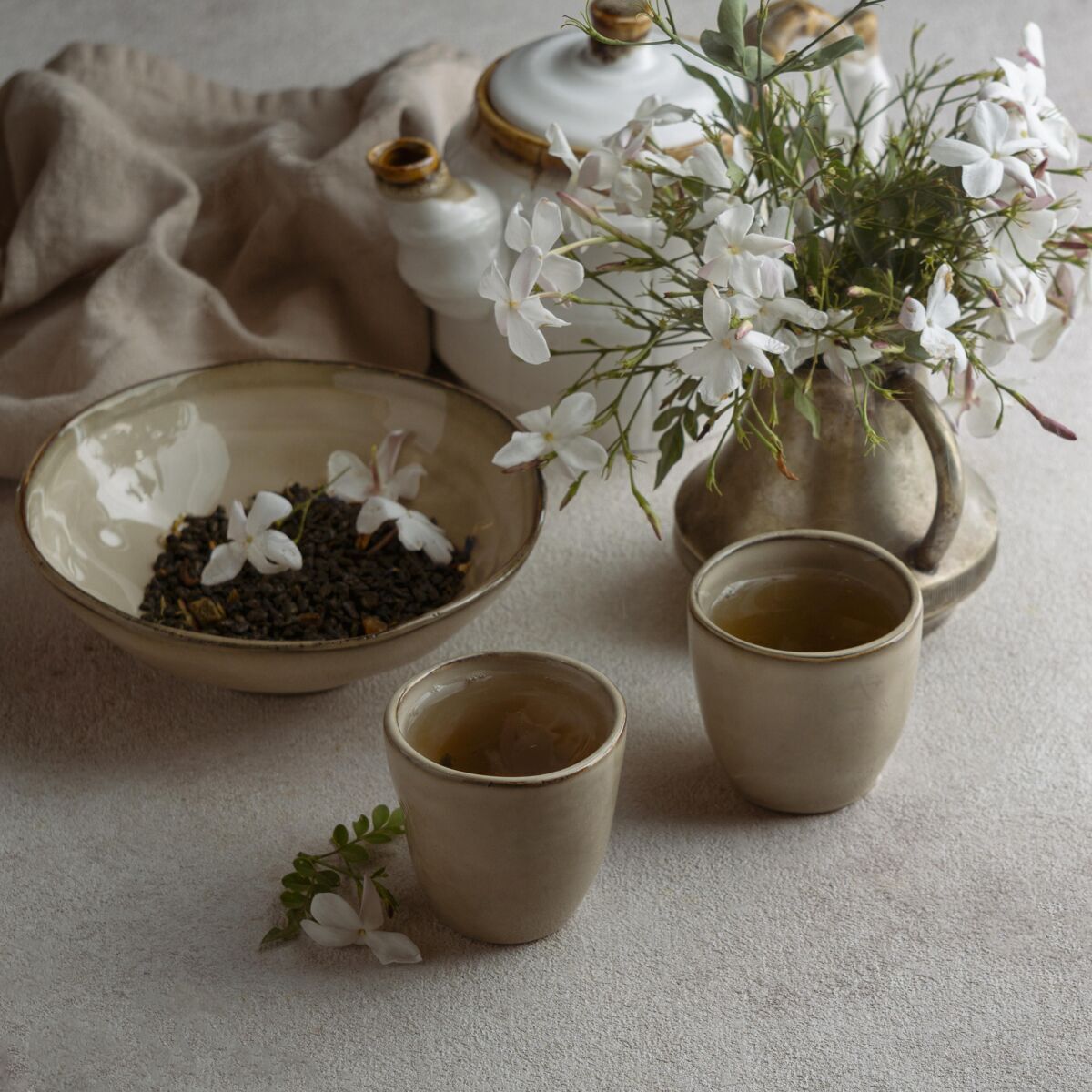 天然高角度的茶杯和美丽的花朵饮料杯子茶