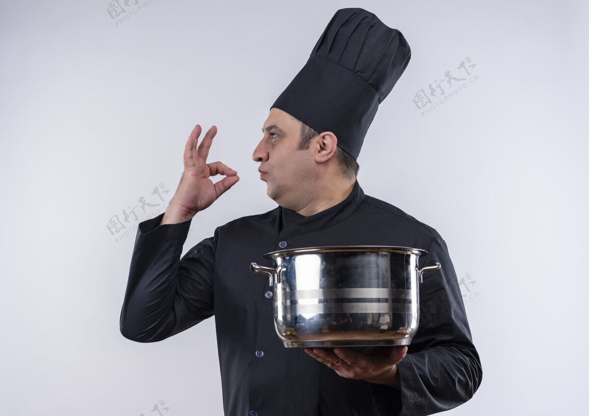 美味站在剖面图中年男厨师身着厨师制服手持平底锅展示美味手势男手势简介