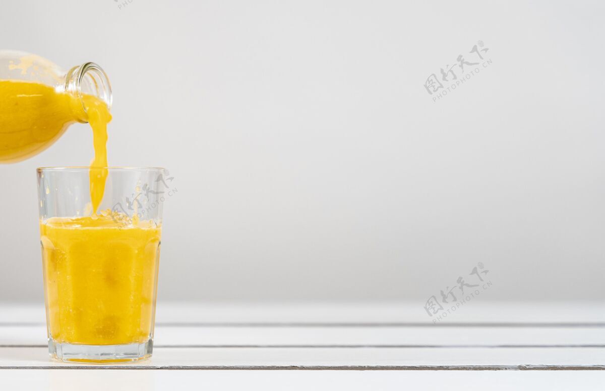 排列关上瓶子 把果汁倒进杯子里营养饮料果汁