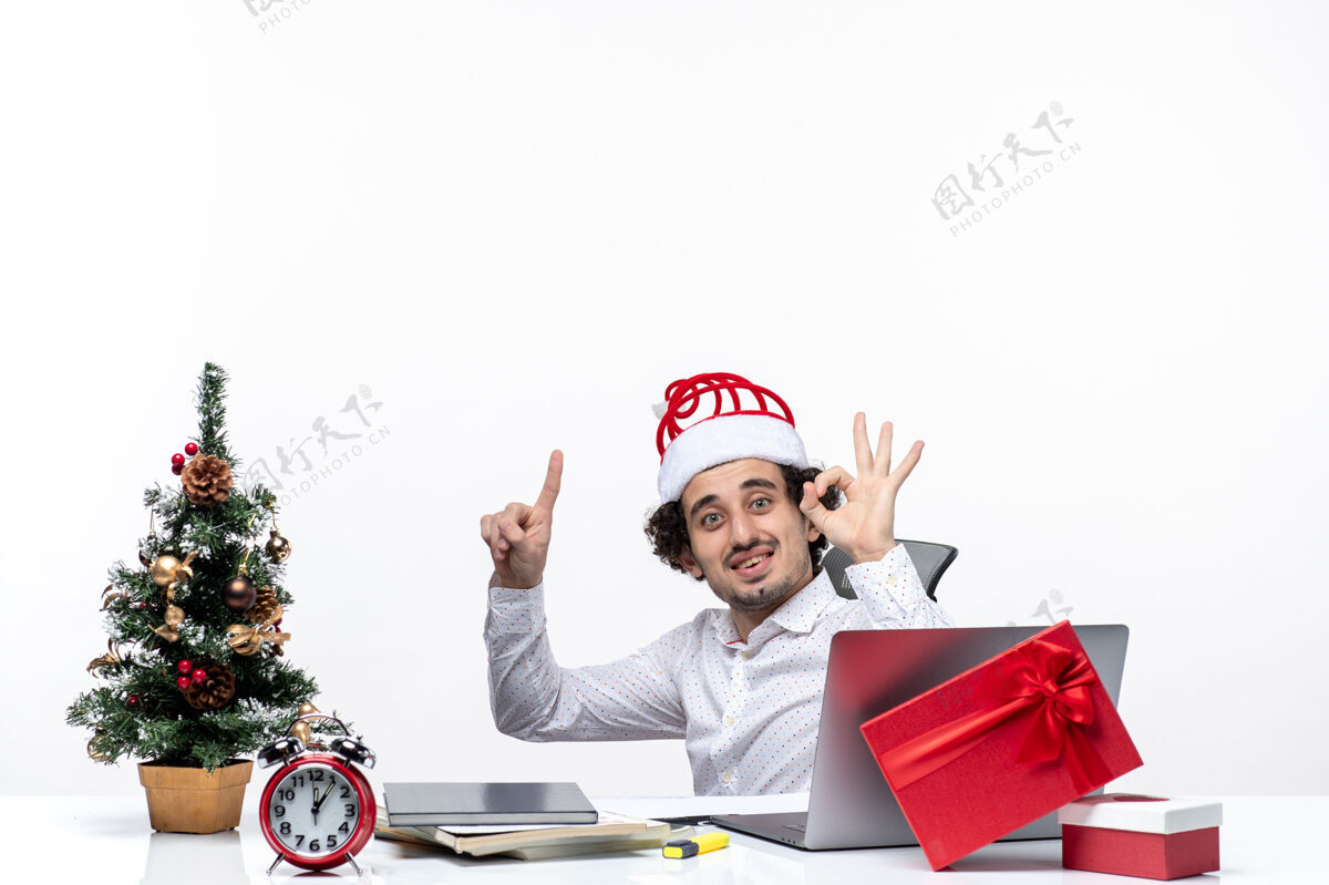 成年人新的一年的心情与惊喜微笑兴奋的年轻商人坐在办公室里 并作出完美的姿态白色背景完美商人电脑