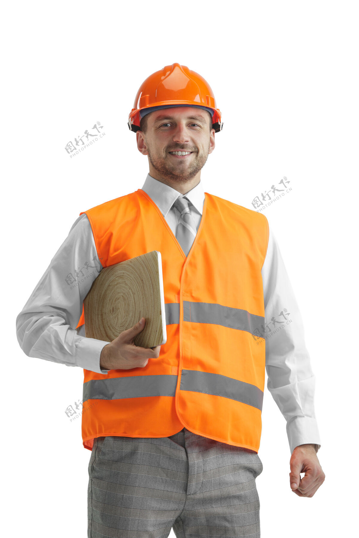 安全一个穿着建筑背心 戴着橙色头盔 带着笔记本电脑的建筑工人笔记本电脑承包商工程