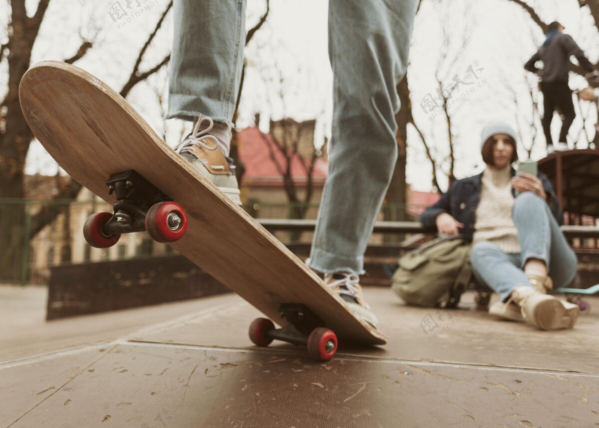 旅行男人和女人一起在户外玩滑板城市休闲社区