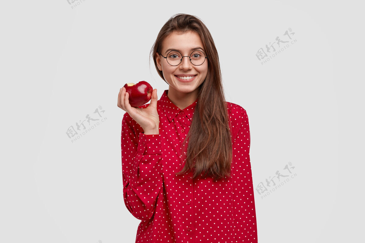 维生素健康饮食理念年轻漂亮的女士吃新鲜的红苹果 过健康的生活方式 享受生素食有机食品多汁健康苹果