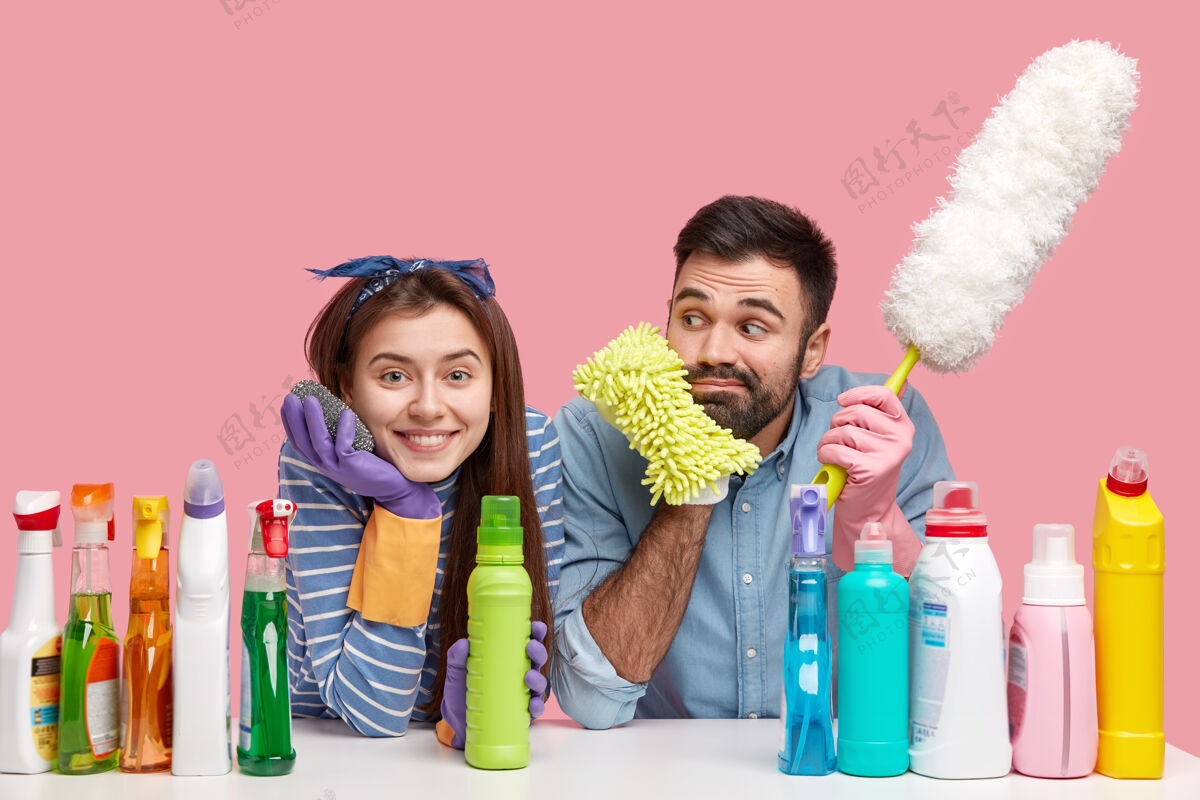 牙齿家务观念快乐的男女看门人都有积极的面部表情 乐于完成家务 拿着海绵和吸尘器抹布团队头带