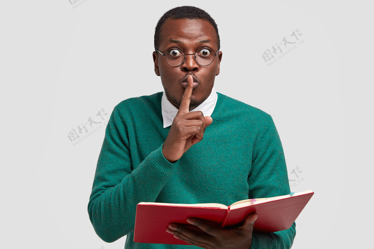 美国人惊讶男老师的照片用食指捂住嘴 展示嘘嘘的姿势 看课本 要求安静 戴眼镜眼镜大学嘘