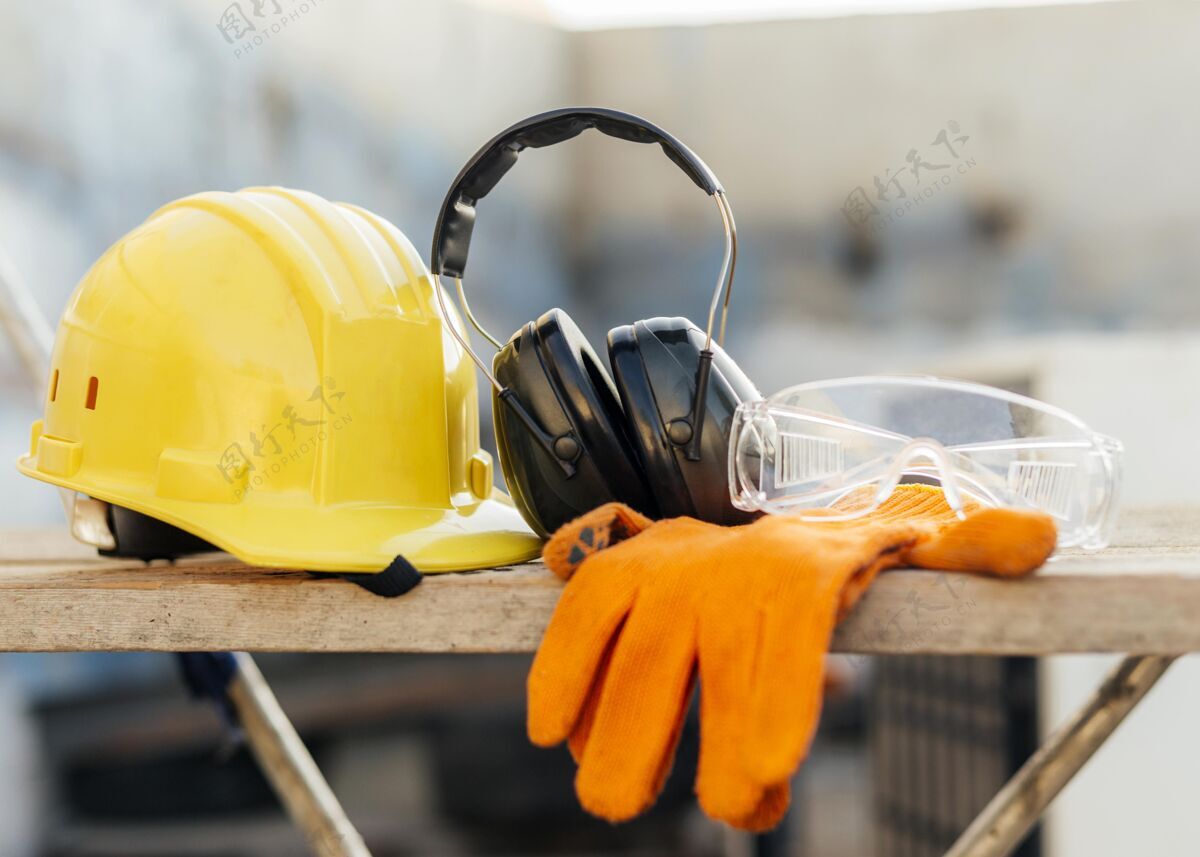 工人带安全帽和耳机的防护眼镜的前视图手套就业工作