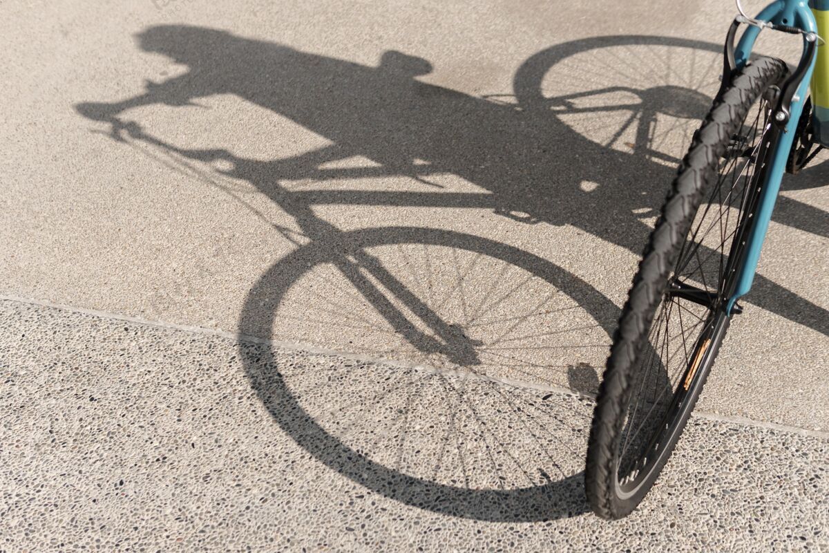 自行车自行车和它的影子在路上骑自行车者活动骑自行车